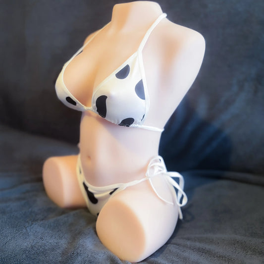 Bikini Cowgirl Tease – Ficelles Sauvages & Esprit Coquin