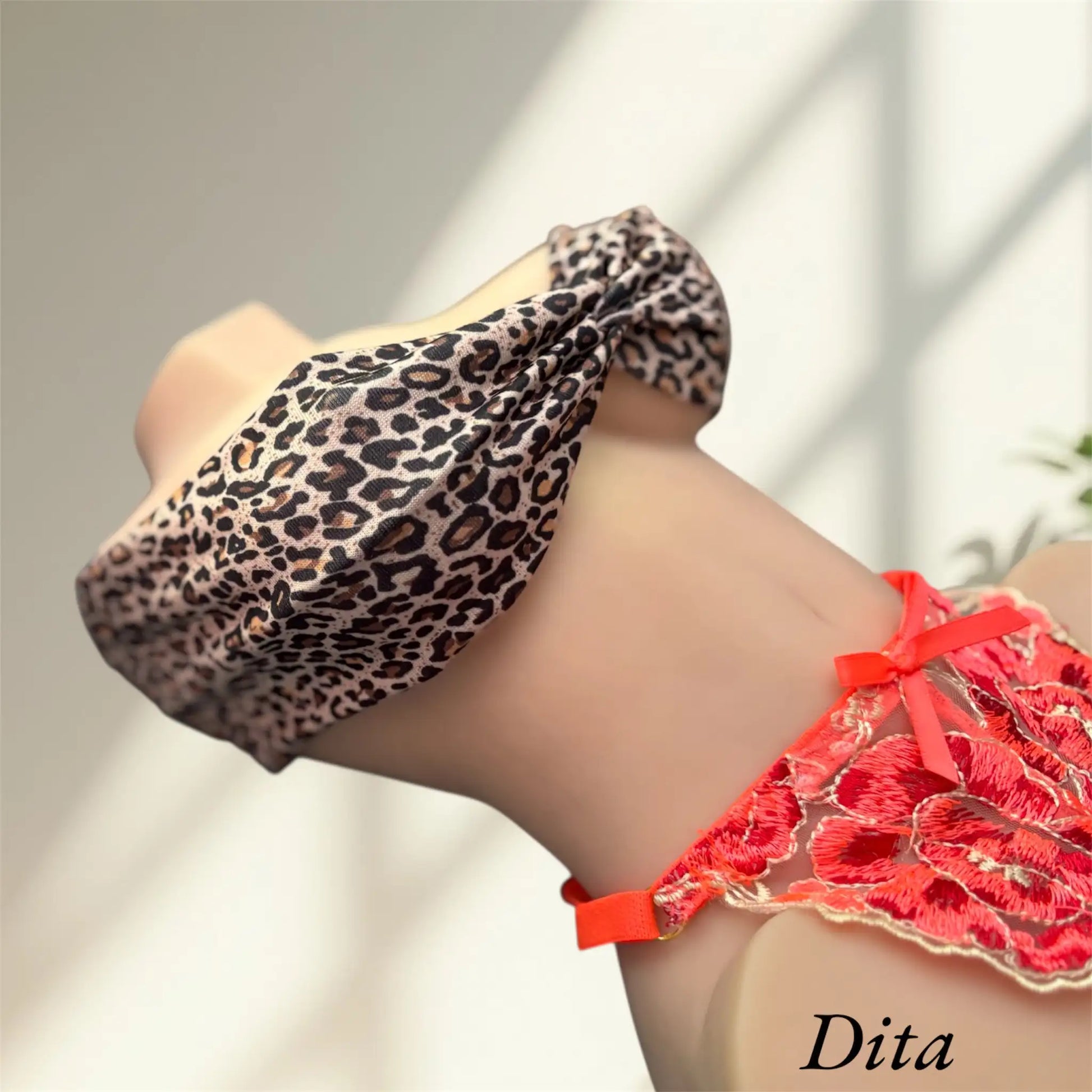 Dita in Wild Feline Torsoband 2