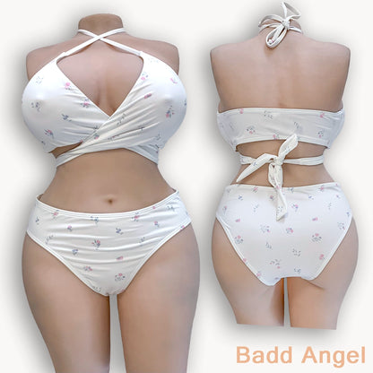 Weißer Blumenbikini – Eleganz und Verführung