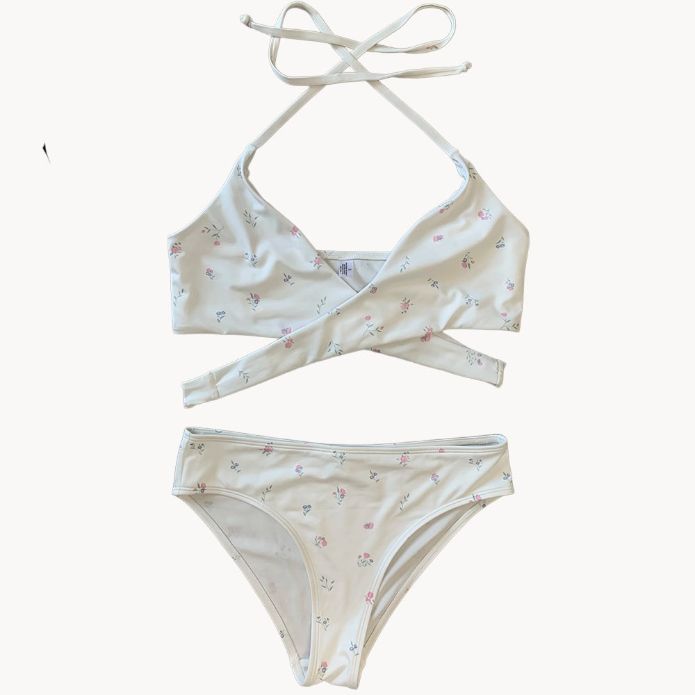 Weißer Blumenbikini – Eleganz und Verführung