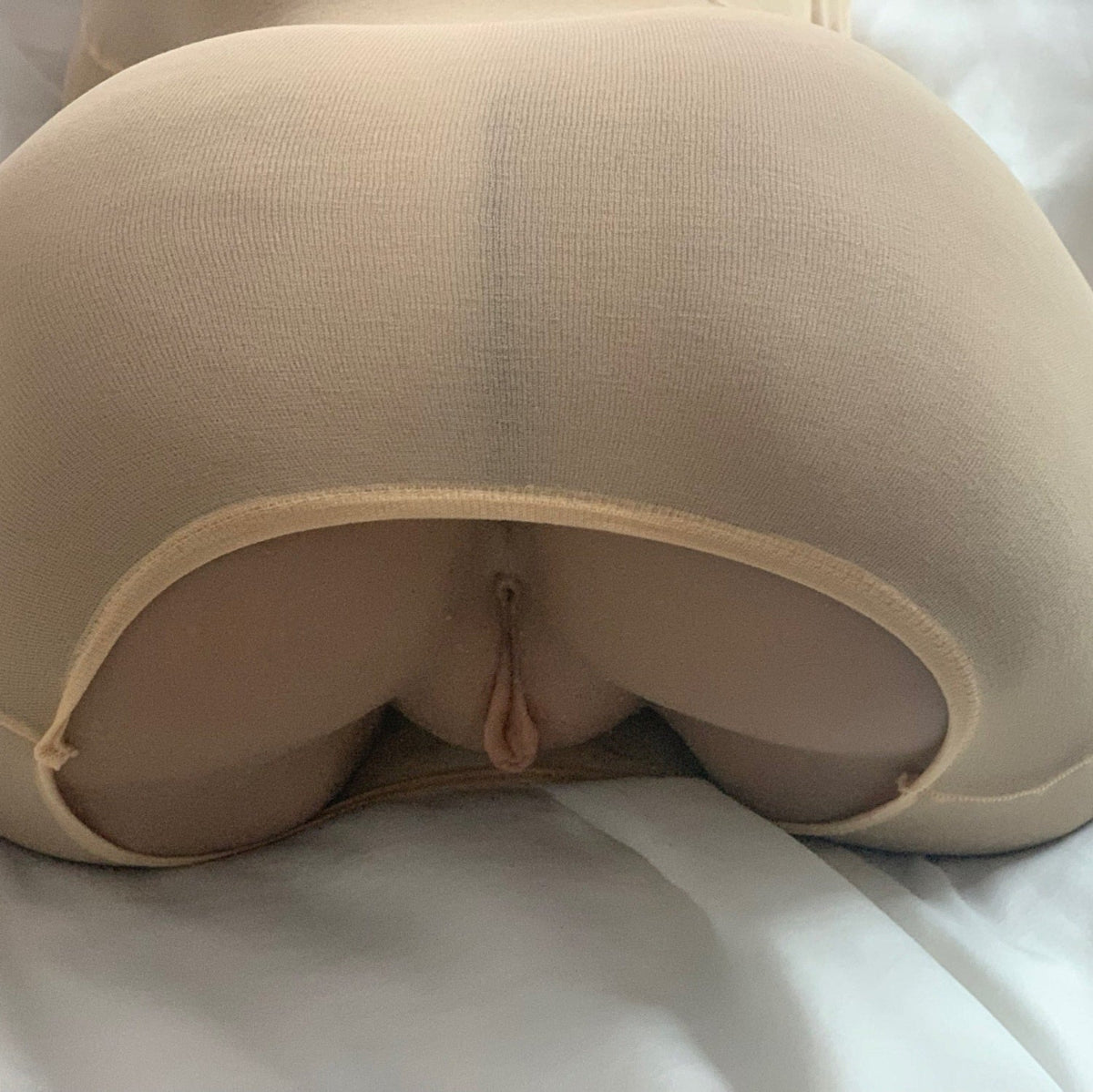 Robe de protection en nylon – Élégance discrète et sécurité pour poupée torse